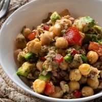 Tuno ir avinžirnių salotos