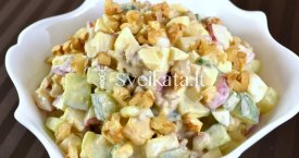 Ridikėlių, agurkų ir kiaušinių salotos su riešutais