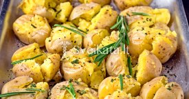 Su rozmarinais ir česnakais keptos bulvės