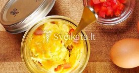 Greitai paruošiamas omletas stiklainyje