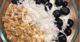 Avižų granola su graikišku jogurtu ir uogomis