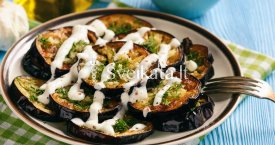 Kepti baklažanai su česnaku ir žalumynais