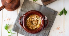 Perlinė košė su mėsa moliniuose indeliuose