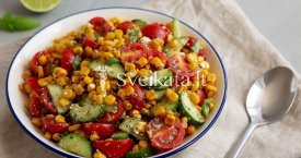 Kukurūzų, pomidorų ir agurkų salotos su feta