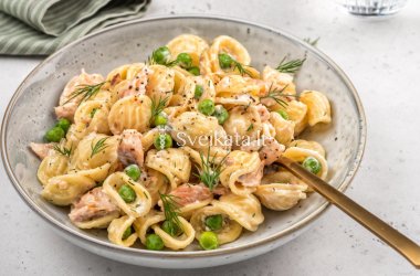 Makaronai su lašiša ir žirneliais