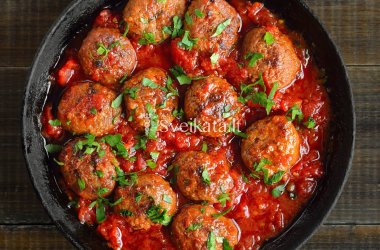 Daržovių padaže troškinti tefteliai su grikiais