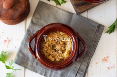 Perlinė košė su mėsa moliniuose indeliuose