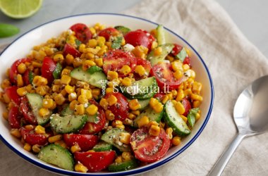 Kukurūzų, pomidorų ir agurkų salotos su feta